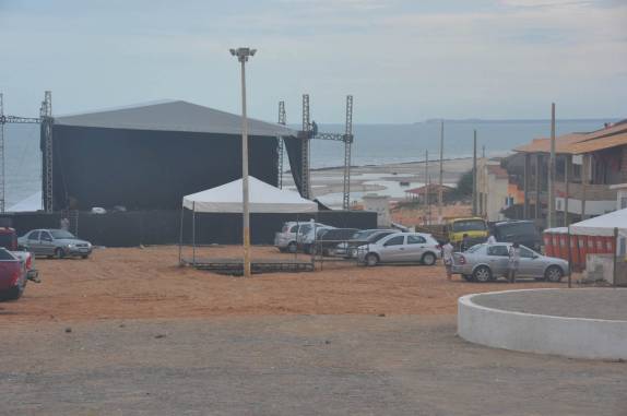 Palco do show de Nando Reis com o mar ao fundo, em Canoa Quebrada - CE